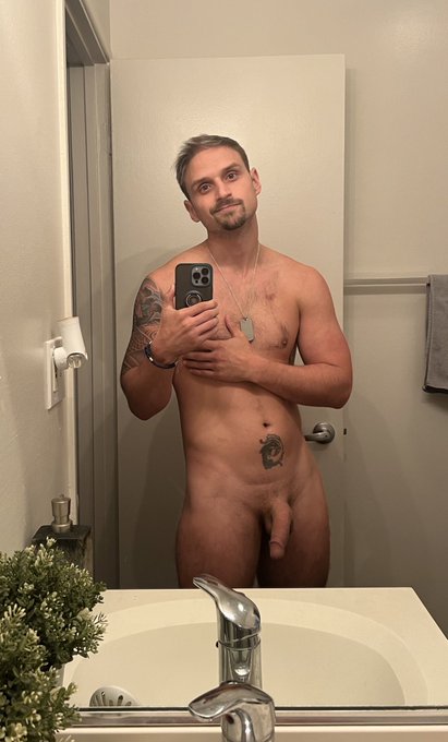 1 pic. Who wants to watch some football with me ? always looking for a tight end ??? https://t.co/qs