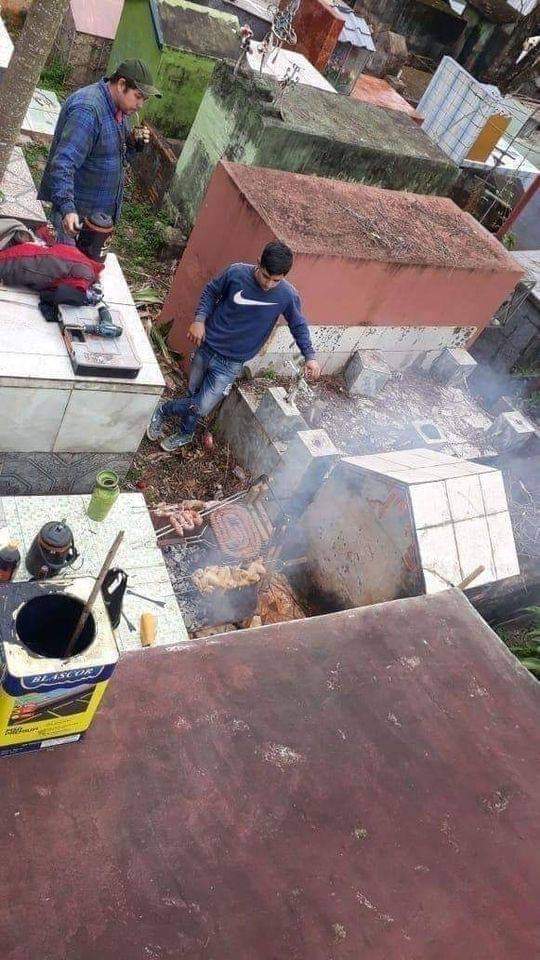 SFunebres's tweet photo. ¿Cómo pasaron el inicio del mundial? ... Nosotros estuvimos asando carne después de dejar un cliente. https://t.co/UnjWbu426M