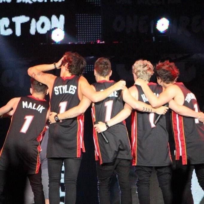 outofmysystem9's tweet image. I&apos;m voting for  #OneDirection (@onedirection) &quot; Story of my life&quot; (2013) for #AMAsFanFavorite      at the #AMAs2022