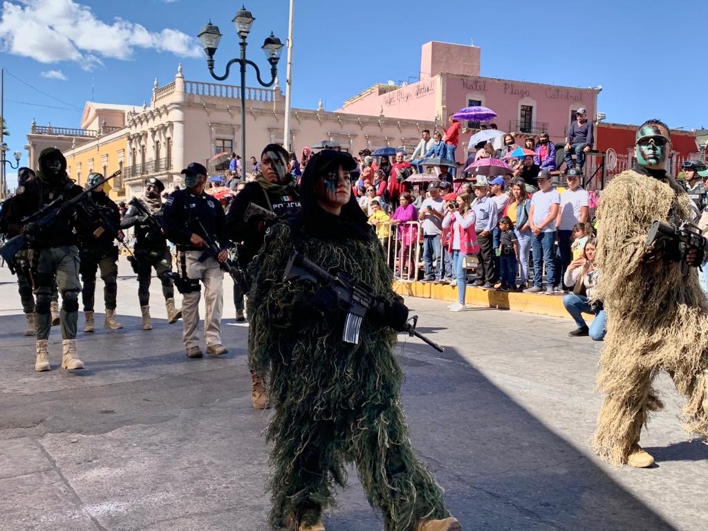 DMSPDGO's tweet photo. Agentes de de la Dirección Municipal de Seguridad Pública presentes en el Desfile Cívico - Deportivo con motivo del 112 Aniversario del Inicio de la Revolución Mexicana. 🇲🇽
#ContigoDurango #CasaSegura 👮🏻♂️👮🏻♀️🚔 https://t.co/8QUltTds26