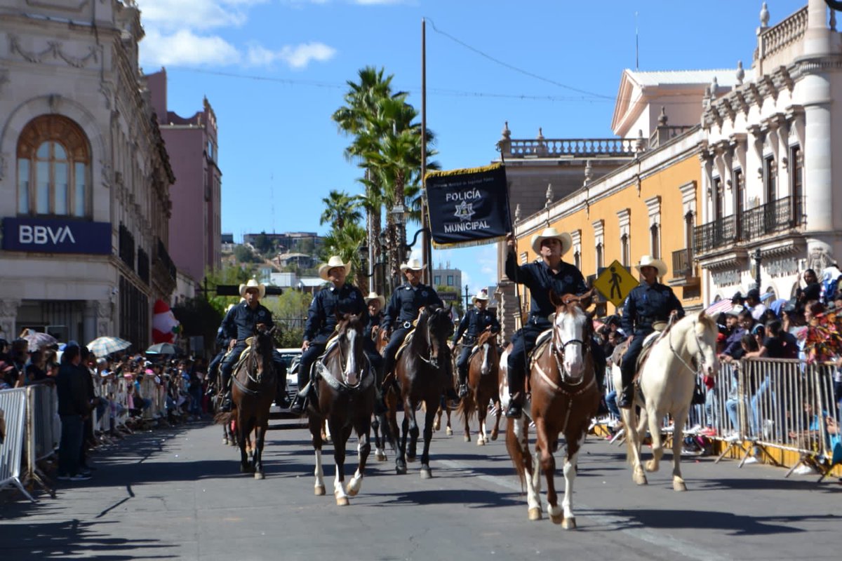 DMSPDGO's tweet photo. Agentes de de la Dirección Municipal de Seguridad Pública presentes en el Desfile Cívico - Deportivo con motivo del 112 Aniversario del Inicio de la Revolución Mexicana. 🇲🇽
#ContigoDurango #CasaSegura 👮🏻♂️👮🏻♀️🚔 https://t.co/8QUltTds26