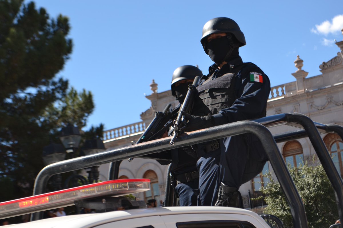 DMSPDGO's tweet photo. Agentes de de la Dirección Municipal de Seguridad Pública presentes en el Desfile Cívico - Deportivo con motivo del 112 Aniversario del Inicio de la Revolución Mexicana. 🇲🇽
#ContigoDurango #CasaSegura 👮🏻♂️👮🏻♀️🚔 https://t.co/8QUltTds26