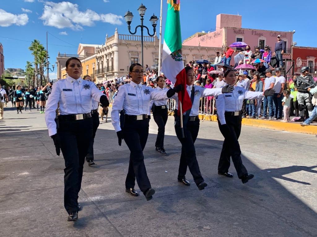 DMSPDGO's tweet photo. Agentes de de la Dirección Municipal de Seguridad Pública presentes en el Desfile Cívico - Deportivo con motivo del 112 Aniversario del Inicio de la Revolución Mexicana. 🇲🇽
#ContigoDurango #CasaSegura 👮🏻♂️👮🏻♀️🚔 https://t.co/8QUltTds26