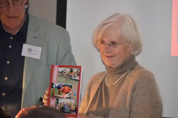 ErfgoedDiessen's tweet photo. Presentatie Hers en geens dur Diessen deel 30 tijdens #wielercafé Geheel gewijd aan de fameuze Omloop ‘t #Molenheike, 30 jaar geleden een van de eerste internationale meerdaagse wielerwedstrijden voor vrouwen. Te koop op https://t.co/0OuKXLfMfH https://t.co/YlriWsoSR8