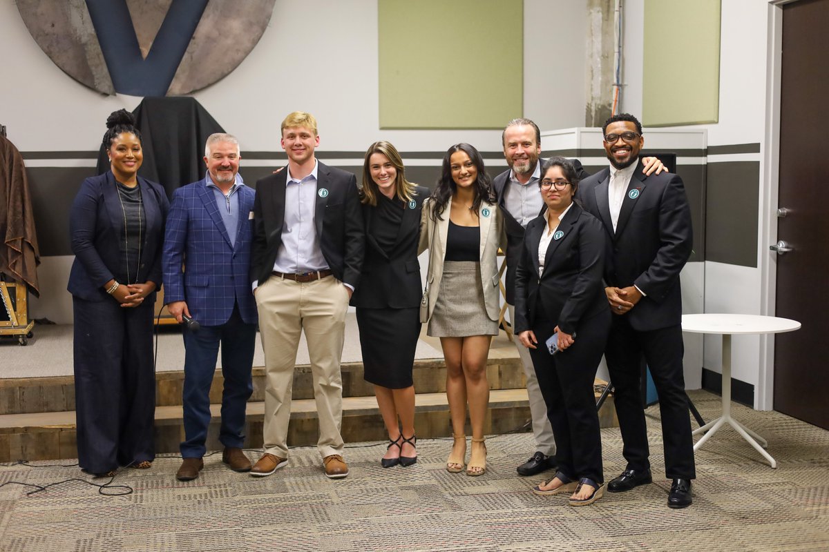 EntUAB's tweet photo. Ladies and the gentleman, may we present... 

The 3rd Annual Hatchery &amp; Hackathon winning teams! 💚🐉

Pictured in winning order: 
1st Place - BioSync awarded $7,500 
2nd Place - BridgeAL awarded $5,000
3rd Place - The Hatchery awarded $2,500

💸💸💸💸

#GoBlazers #UABent https://t.co/x9vnuJnpad