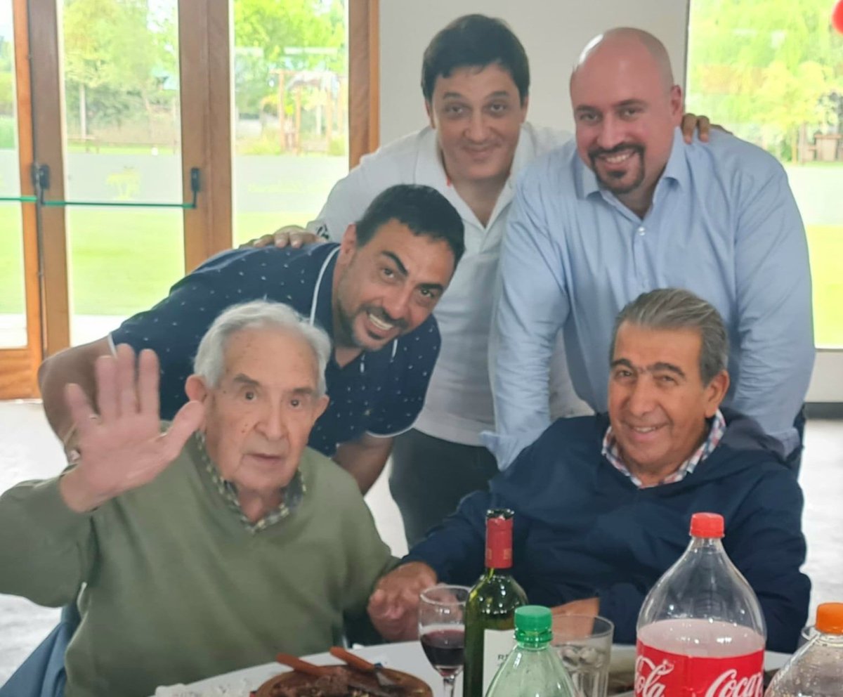 SiempreSanLore's tweet photo. Desde #SiempreSanLorenzo queremos agradecer enormemente la cálida recepción recibida por los integrantes de la Peña de "Azul" y alrededores.

Seguiremos trabajando por el #SanLorenzo federal que siempre soñamos.

#CiprianoPresidente
@PenaGauchosAzul https://t.co/1lInsFF2JY