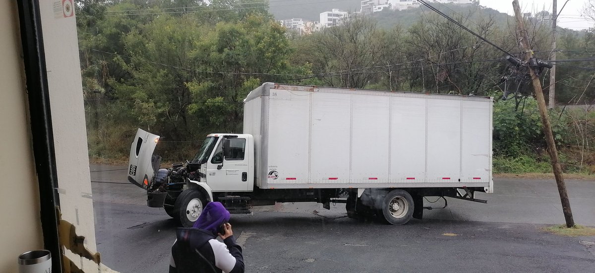 Franchdzc's tweet photo. @TELMEXSoluciona hola buenas tardes para informarles que hubo un accidente con un camión que se atoro con el cableado ladeó un poste y tumbó otro en av.camino al diente y antiguo camino a las minas de san Pedro y San Pablo Monterrey nuevo León https://t.co/u9S3laOYMd