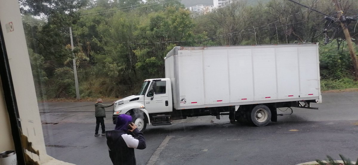 Franchdzc's tweet photo. @TELMEXSoluciona hola buenas tardes para informarles que hubo un accidente con un camión que se atoro con el cableado ladeó un poste y tumbó otro en av.camino al diente y antiguo camino a las minas de san Pedro y San Pablo Monterrey nuevo León https://t.co/u9S3laOYMd