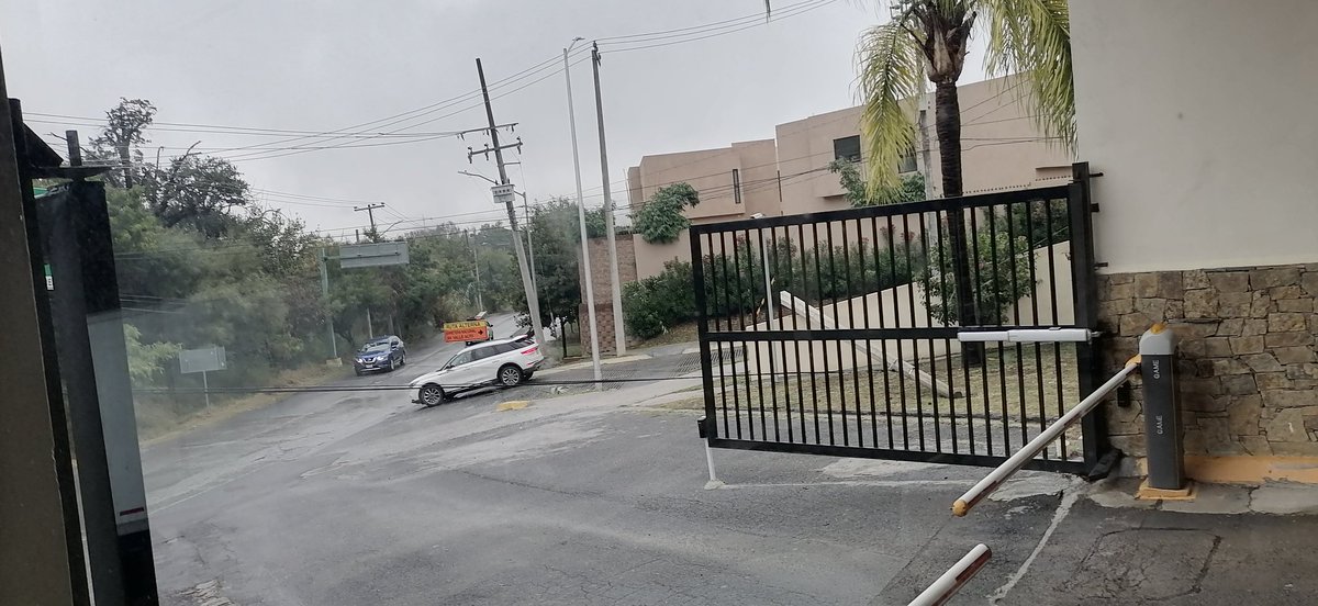 Franchdzc's tweet photo. @TELMEXSoluciona hola buenas tardes para informarles que hubo un accidente con un camión que se atoro con el cableado ladeó un poste y tumbó otro en av.camino al diente y antiguo camino a las minas de san Pedro y San Pablo Monterrey nuevo León https://t.co/u9S3laOYMd