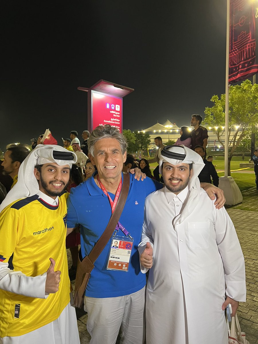 Los catarí son buenos perdedores. Me llamó la atención como aplaudieron los goles ⚽️de #Ecuador y como algunos hasta se pusieron la camiseta tricolor 🇪🇨👇