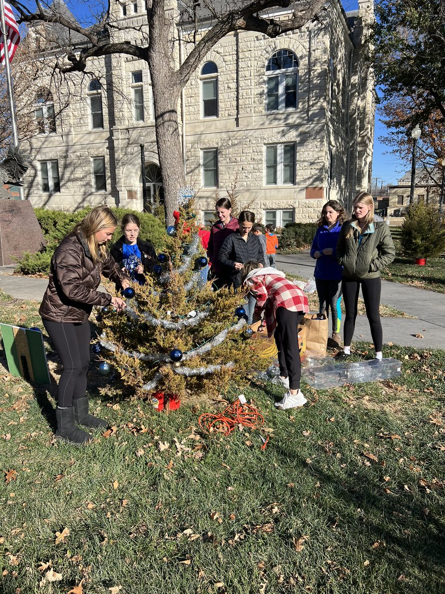 rhondagierhan's tweet photo. Thankful for students willing to work together to give back to their community! #ccchs_fbla #ccchstigerpride https://t.co/LfsbcSURLG