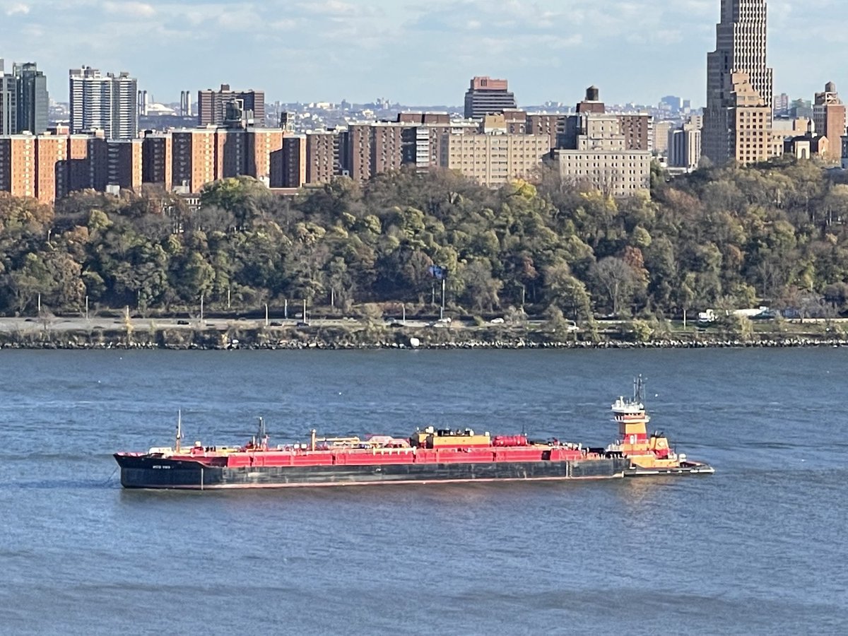 BasilKaratzas's tweet photo. Hudson River marine traffic on a chilly Sunday, with MV 'Gracie M Reinauer' (2016 built at #Senesco, 4,000 hp) and its tank barge basking in the sun.
#KaratzasImages #JonesAct #Reinauer #GracieMReinauer https://t.co/yNsPXBGfD1