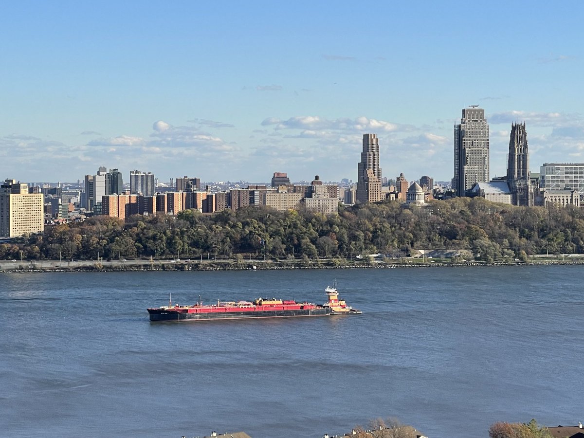 BasilKaratzas's tweet photo. Hudson River marine traffic on a chilly Sunday, with MV 'Gracie M Reinauer' (2016 built at #Senesco, 4,000 hp) and its tank barge basking in the sun.
#KaratzasImages #JonesAct #Reinauer #GracieMReinauer https://t.co/yNsPXBGfD1