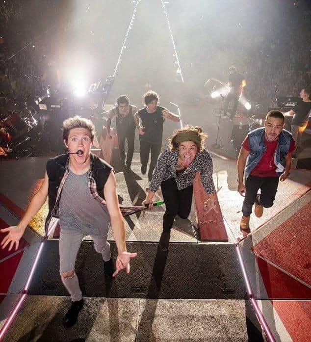Sugj28's tweet photo. @AMAs @onedirection @BTS_twt @ABCNetwork I am voting for #OneDirection (@onedirection)'s "Story Of My Life" (2013) for #AMAsFanFavorite             performance at the #AMAs https://t.co/lf9moyopJ2
