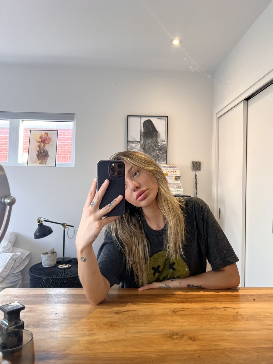 samanthaxlotus's tweet photo. feeeeeeelin’ cute 🤡 https://t.co/SOyLSIlOLH
