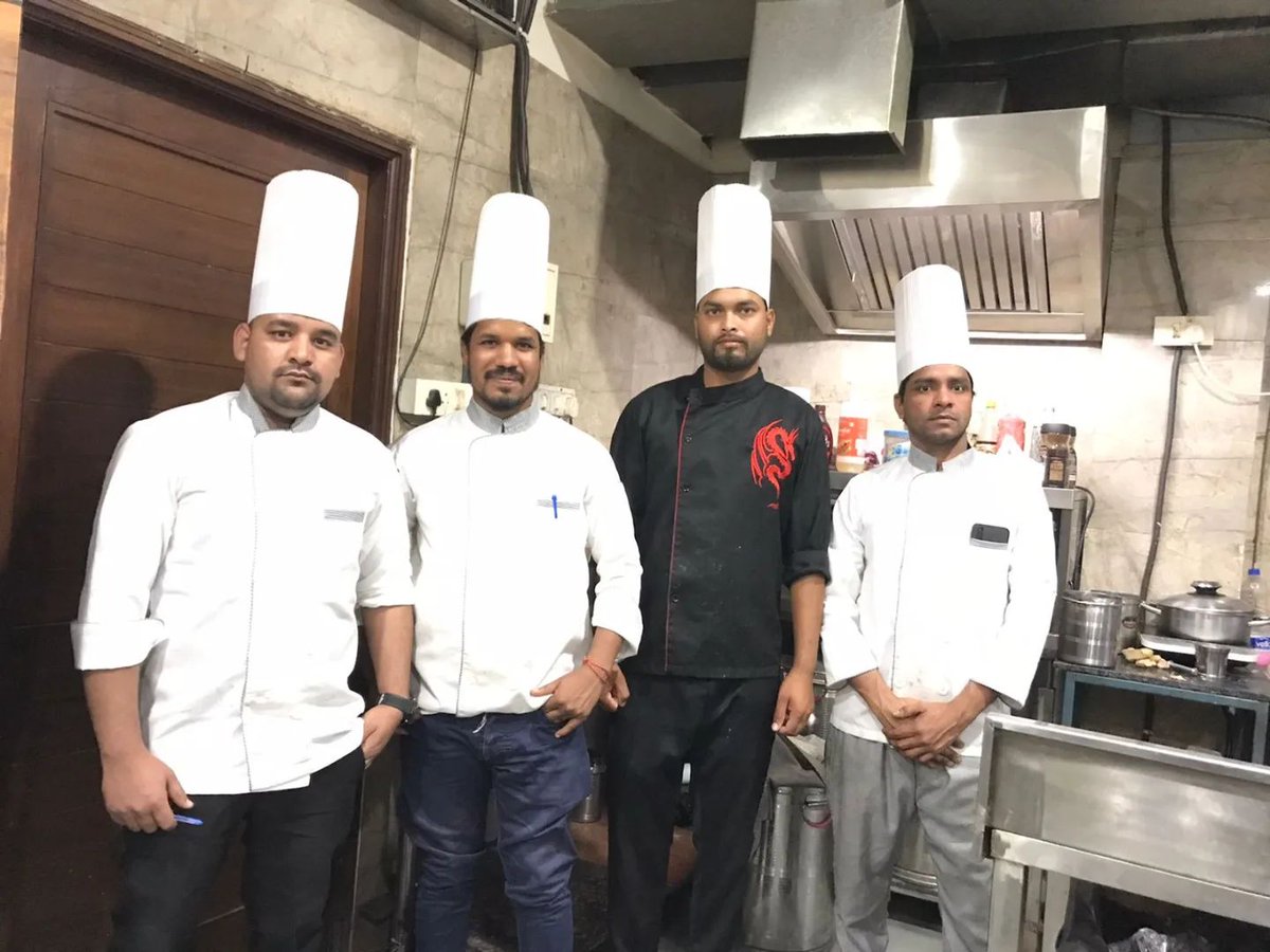 VedSinghmar's tweet photo. hotel kitchen staf....
.
.
.
#hotelvihanresidency #bestplace #tripplace #hospitalityservice #hotelhub #theareabeautiful  
#ilovezirkpur #ilovetrycity
#msplazaho https://t.co/lSgzuSVHoE