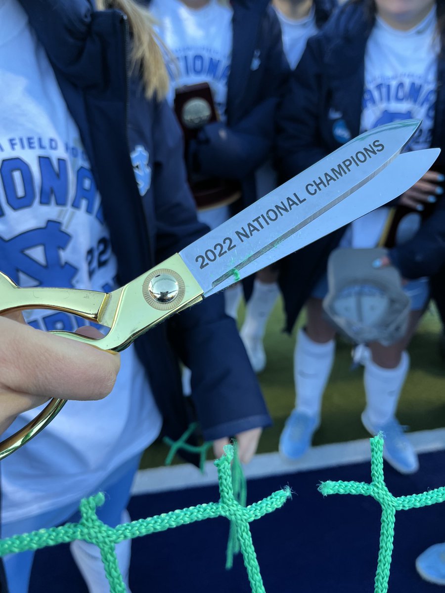 BubbaUNC's tweet photo. Cutting down the net. A new ⁦@UNCFieldHockey⁩ tradition. https://t.co/gxnMs8ikJ2