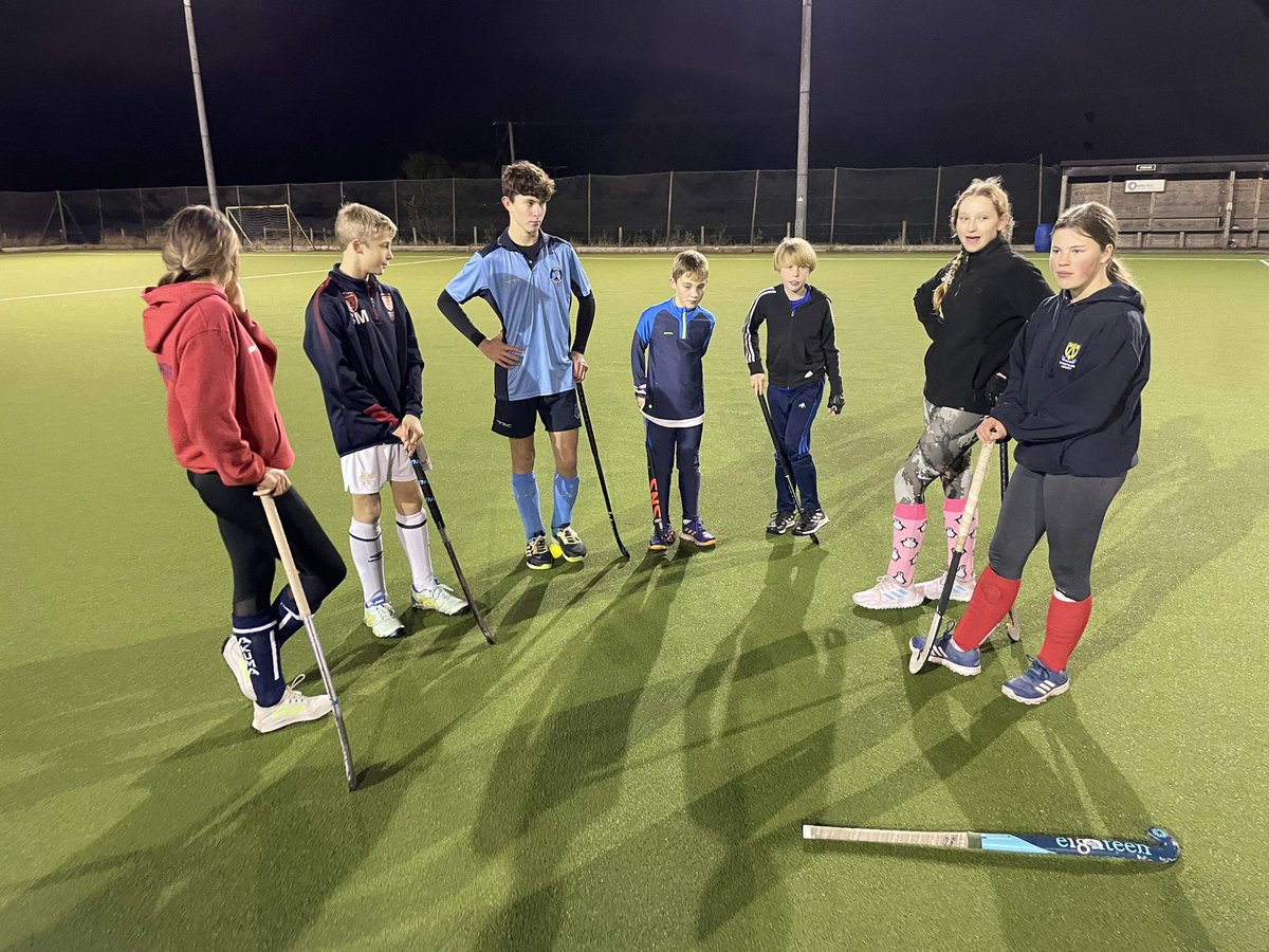 PerfXHockey's tweet photo. Great Team X session under the lights tonight as we worked on team defence. Lots of take- away-tips for all of the players to now go back to their school and club environments to test themselves #HockeyCoaching #ImprovingPERFormance #CreatingeXcellence #TeamXHockey #TeamX https://t.co/1oMWE5A41y
