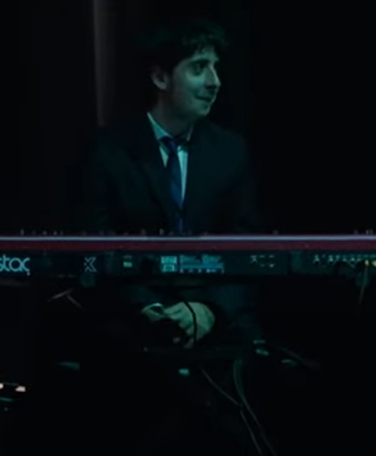 clement_prsn's tweet photo. Wahouu, le pianiste dans la dernière vidéo de McFly et Carlito joue super bien (et en plus il est trop beau 😍😍) ! https://t.co/6c4pBIbcbm