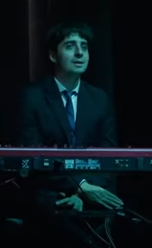 clement_prsn's tweet photo. Wahouu, le pianiste dans la dernière vidéo de McFly et Carlito joue super bien (et en plus il est trop beau 😍😍) ! https://t.co/6c4pBIbcbm