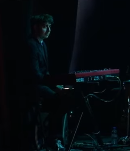 clement_prsn's tweet photo. Wahouu, le pianiste dans la dernière vidéo de McFly et Carlito joue super bien (et en plus il est trop beau 😍😍) ! https://t.co/6c4pBIbcbm