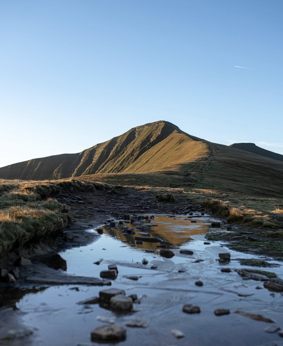 A beautiful crisp morning in the Brecon Beacons - lovely shot by Huw Jones 🏴󠁧󠁢󠁷󠁬󠁳󠁿 discovercymru.co.uk #wales #cymru