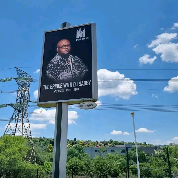 SabbyTheDJ's tweet photo. Gooood MORNING

Feels great being back on #TheBridgeWithDJSabby between 9/12pm. 

Let's catch on the weekend &amp; all your highlights. 

Have an amazing #LIVEAt910 coming up just after 09:50. 

Giving away some MONEY just after 09:40. 

Your fave #AskAMan is on stand by after 10am https://t.co/I3MRQ6zBfZ