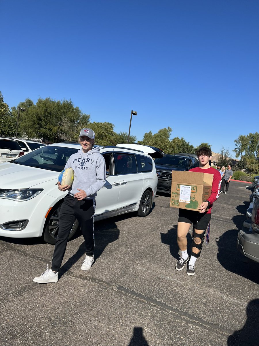 perrypumas's tweet photo. Great morning helping The Groves Church with their Thanksgiving Food Box Drive that will help feed over 500 families. #PumaNation https://t.co/L76fdh1igP
