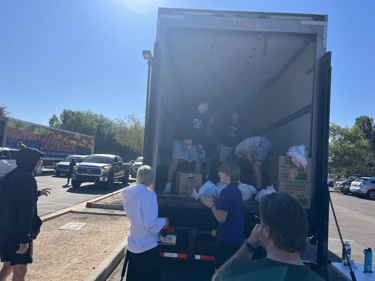 perrypumas's tweet photo. Great morning helping The Groves Church with their Thanksgiving Food Box Drive that will help feed over 500 families. #PumaNation https://t.co/L76fdh1igP
