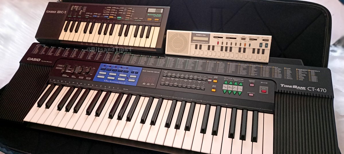 bitsandtips1's tweet photo. Hoy, repaso a la familia #Casio, funcionando desde hace más de 30 años 💪💪💪
El sueño de cualquier Jean Michel Jarre LOWCOST 😄
#casiotone #casiovl1 #casiovltone #synthlove #casiovintage #casiokeyboards #retro #synth #vintage
#casiosk1 https://t.co/JbX9UXidPk