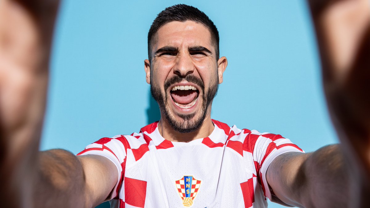 FIFAWorldCup's tweet photo. Selfies at the #FIFAWorldCup are a must. 🇭🇷 https://t.co/jM5z5gZHIt