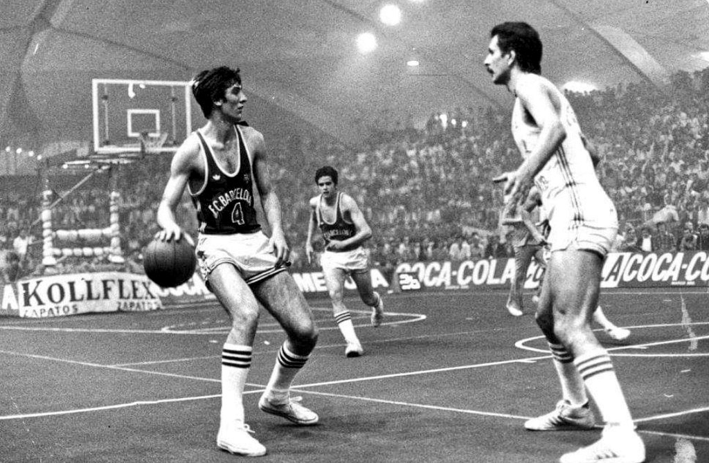 DeporteVintage's tweet photo. Un joven #JASanEpifanio (junior), aún sin su mítico número 15, en la primera final de #Copa que disputó, y también ganó. Junto a él, #Solozabal y #CristobalRguez 4/6/1978 📸 Fondo documental Archivo Municipal #historiabaloncestozaragoza https://t.co/7haaDe2q67