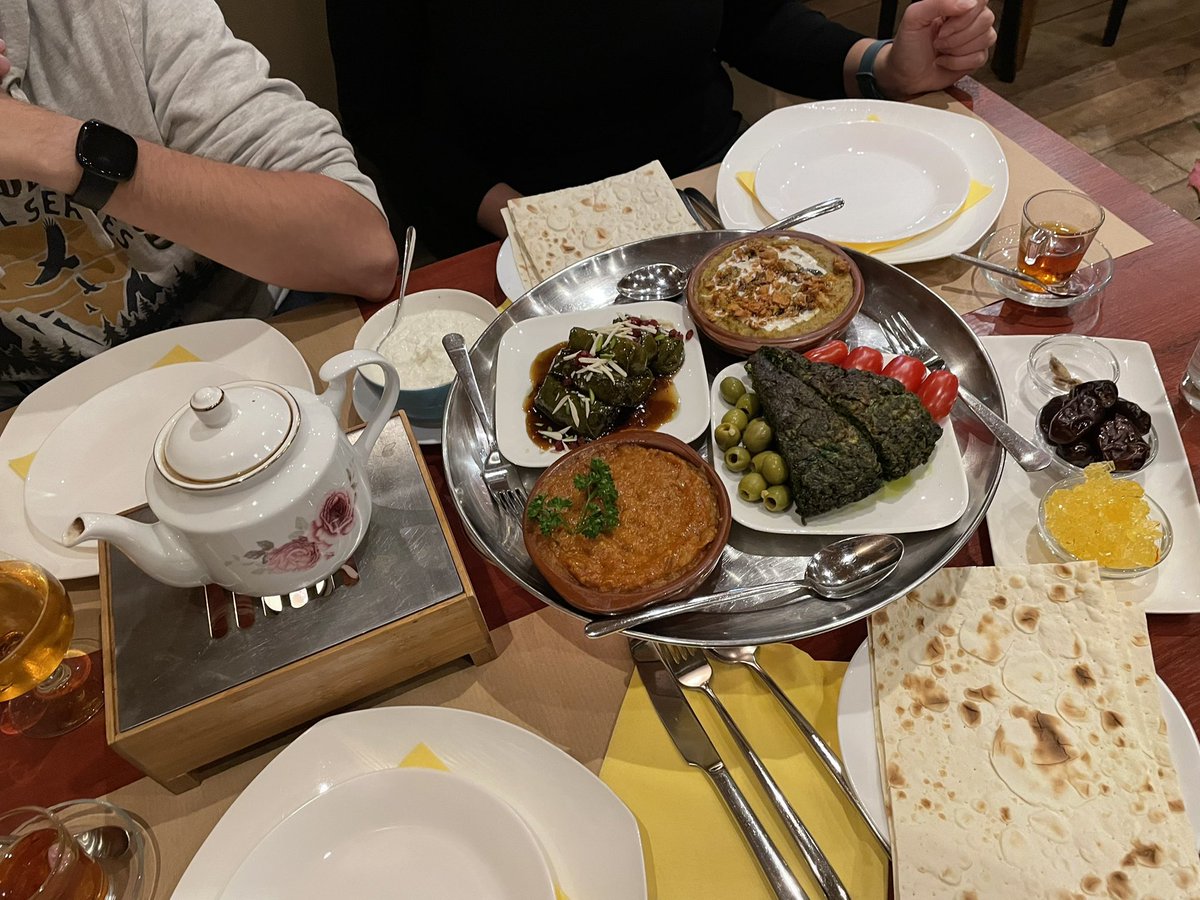 ensanne's tweet photo. Op wereldreis in stad; heerlijk perzisch eten! #bomvol #tasteofpersia https://t.co/qQFXIrbeMF