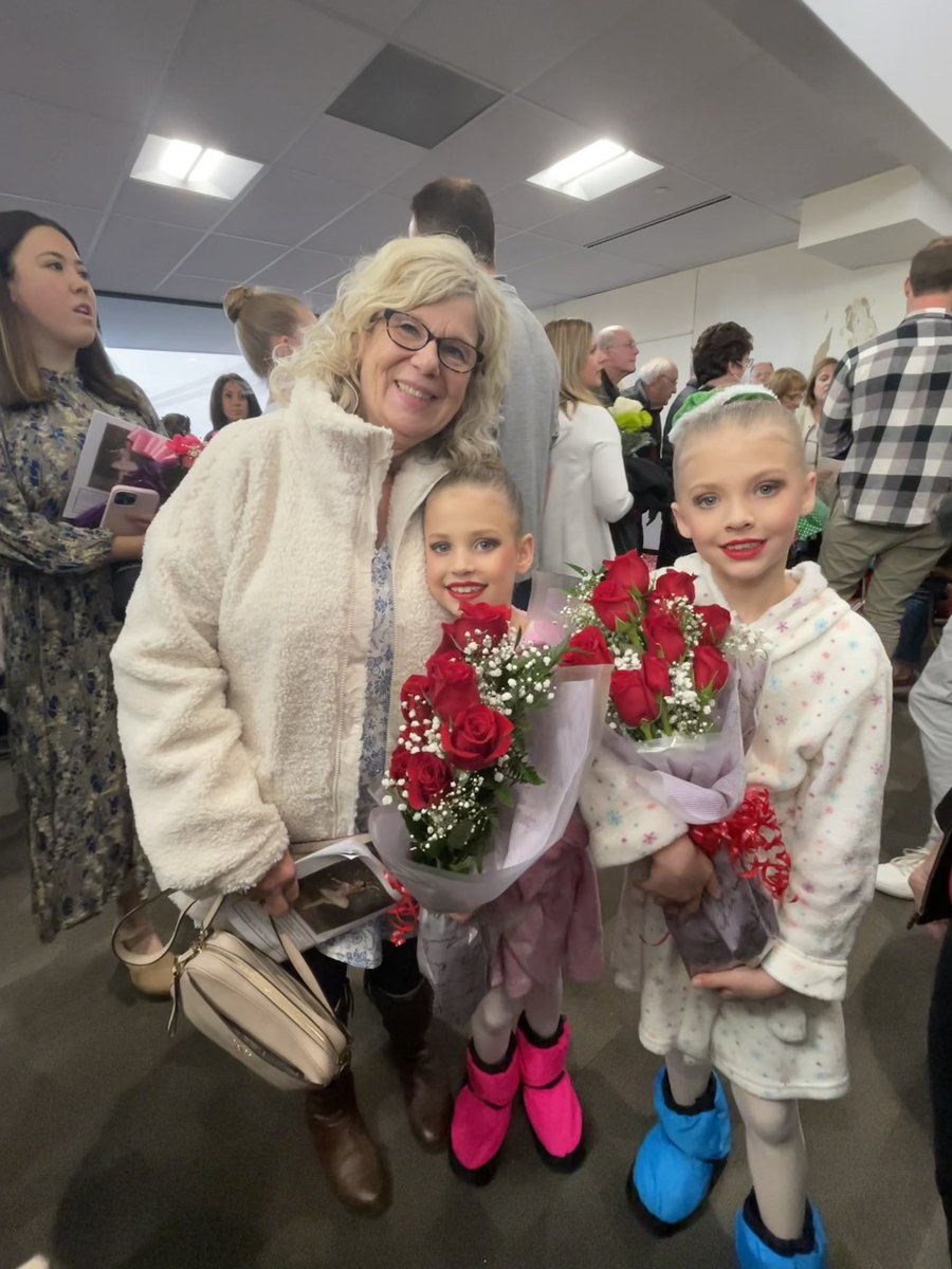 MrsRz (she/her/hers) (@the_mrs_rz) on Twitter photo This little 1st grader is one happy ballerina. Audrey’s teacher, Mrs. Hayes, came to see The Nutcracker. She was swarmed with current and former students. ❤️🩰🥰 <a href="/fairviewesfcps/">FairviewFalcons-FCPS</a> This little 1st grader is one happy ballerina. Audrey’s teacher, Mrs. Hayes, came to see The Nutcracker. She was swarmed with current and former students. ❤️🩰🥰 <a href="/fairviewesfcps/">FairviewFalcons-FCPS</a>