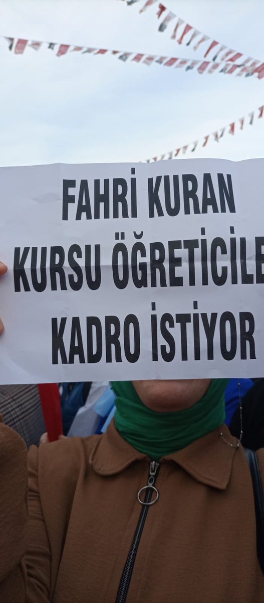KADRO_istiyor's tweet photo. #SAMSUN_MİTİNGİNDE MHP Genel Başkanı Devlet Bahçeli 'nin Samsun Mitingi'nde Fahri Kuran Kursu Öğreticilerin in kadro talebini dinleyen ve dosyamızı teslim ettiğimiz Sn.Vekilimiz @E_SemihYalcin çok teşekkür ediyoruz .

#KASIMda #kadromujdemizibekliyoruz @dbdevletbahceli https://t.co/jLtFpBd7Qy