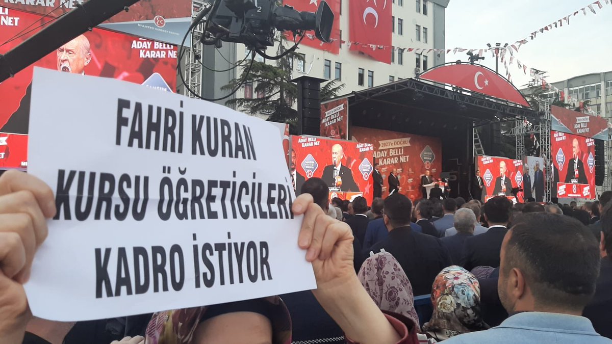 KADRO_istiyor's tweet photo. #SAMSUN_MİTİNGİNDE MHP Genel Başkanı Devlet Bahçeli 'nin Samsun Mitingi'nde Fahri Kuran Kursu Öğreticilerin in kadro talebini dinleyen ve dosyamızı teslim ettiğimiz Sn.Vekilimiz @E_SemihYalcin çok teşekkür ediyoruz .

#KASIMda #kadromujdemizibekliyoruz @dbdevletbahceli https://t.co/jLtFpBd7Qy