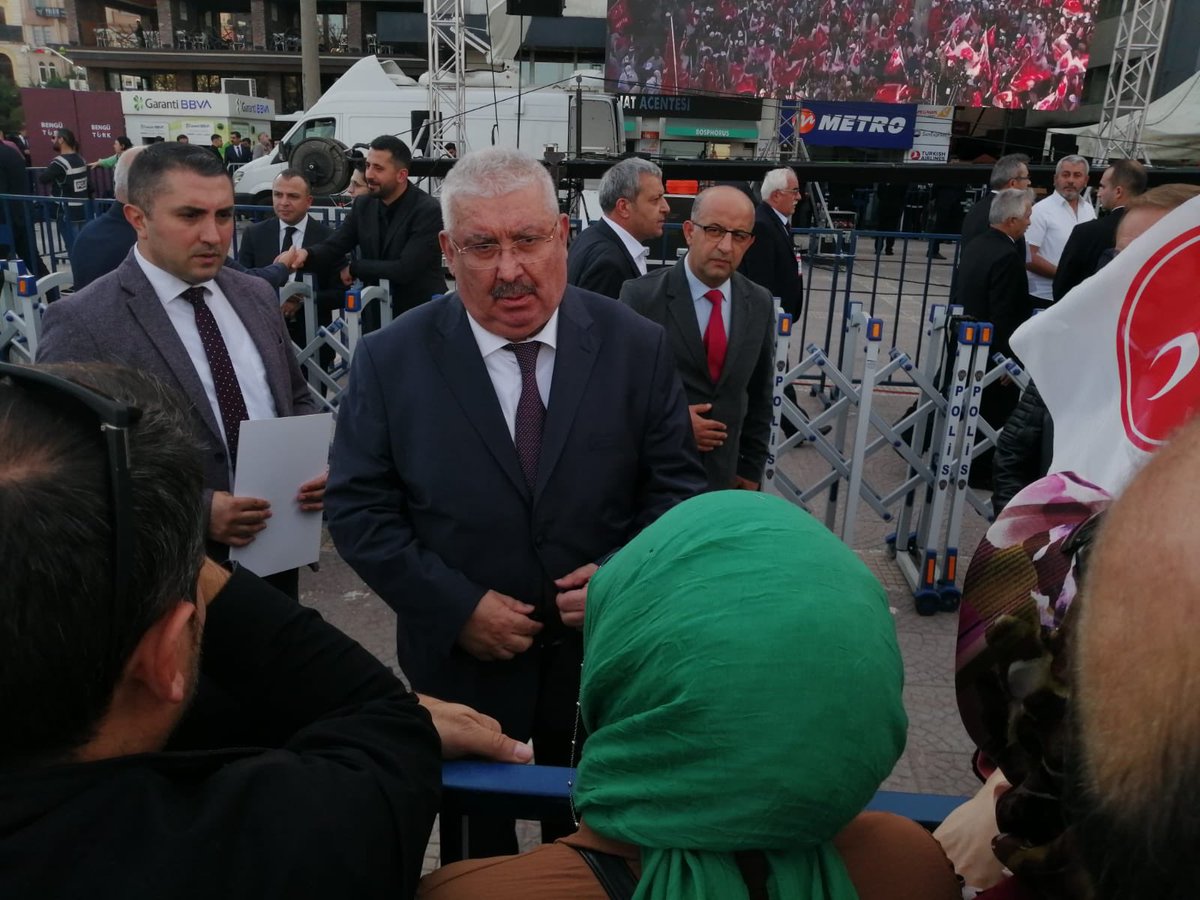 KADRO_istiyor's tweet photo. #SAMSUN_MİTİNGİNDE MHP Genel Başkanı Devlet Bahçeli 'nin Samsun Mitingi'nde Fahri Kuran Kursu Öğreticilerin in kadro talebini dinleyen ve dosyamızı teslim ettiğimiz Sn.Vekilimiz @E_SemihYalcin çok teşekkür ediyoruz .

#KASIMda #kadromujdemizibekliyoruz @dbdevletbahceli https://t.co/jLtFpBd7Qy