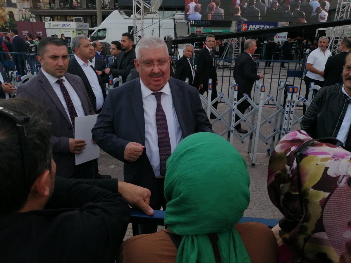 KADRO_istiyor's tweet photo. #SAMSUN_MİTİNGİNDE MHP Genel Başkanı Devlet Bahçeli 'nin Samsun Mitingi'nde Fahri Kuran Kursu Öğreticilerin in kadro talebini dinleyen ve dosyamızı teslim ettiğimiz Sn.Vekilimiz @E_SemihYalcin çok teşekkür ediyoruz .

#KASIMda #kadromujdemizibekliyoruz @dbdevletbahceli https://t.co/jLtFpBd7Qy