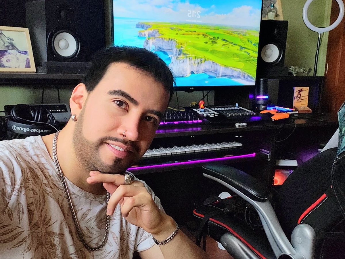 WilliamBastianM's tweet photo. Siempre enfocado! En @hellsoundrecords con @stevexowenmusic #studio #urban #recording #porttrait #picoftheday #pic #samsungzflip3 #bogota #music #beat #musica #new #newsound #single #poplatino #colombia🇨🇴 https://t.co/TmH5aKgVG0