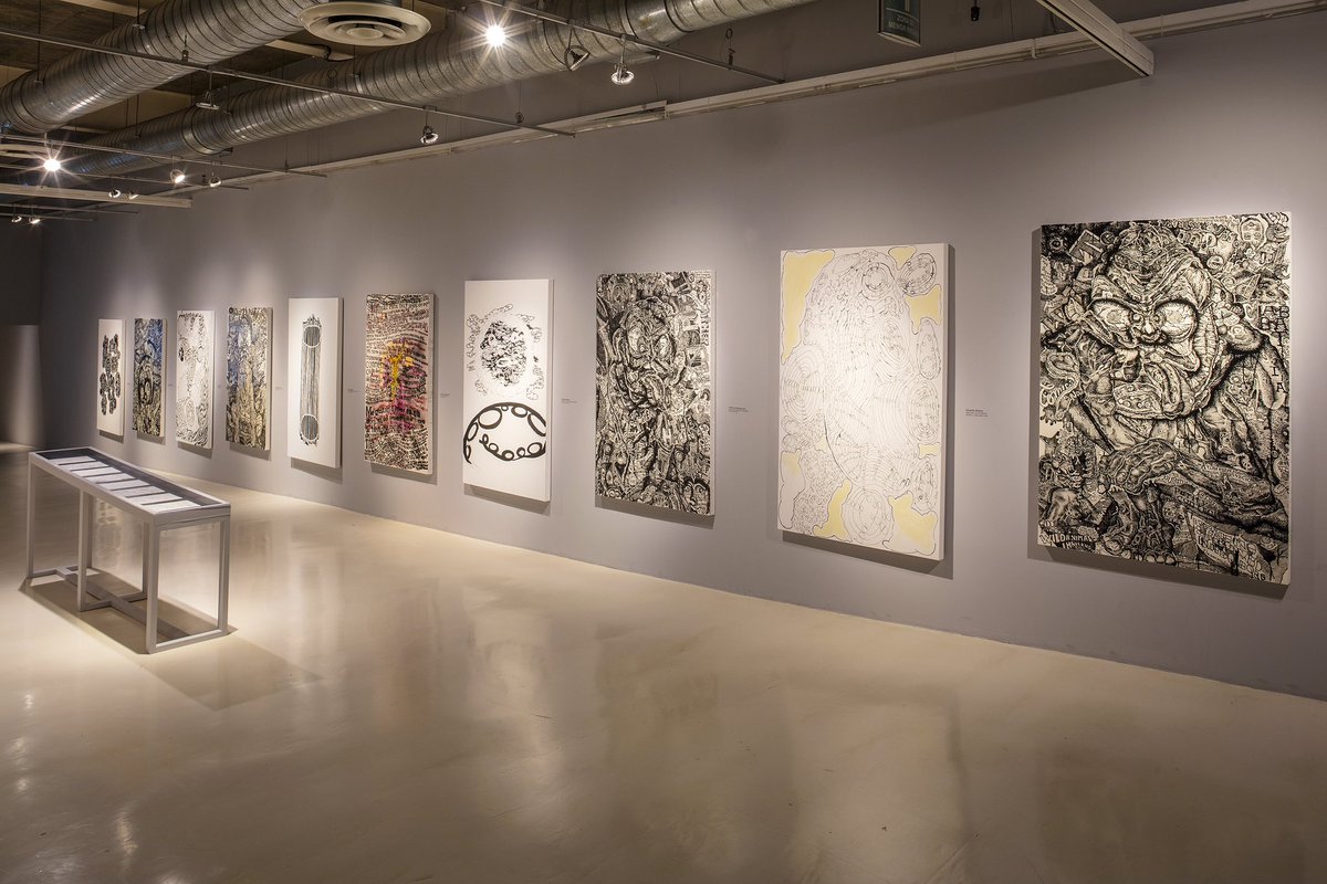 La isla quiere decirme algo
Eduardo Abaroa

Confinamiento

Esta sección dedicada al confinamiento pandémico incluye una colección de dibujos y pinturas realizadas en el estudio y el espacio personal del artista, sin interferencia de un agente externo, con la excepción de
1/2