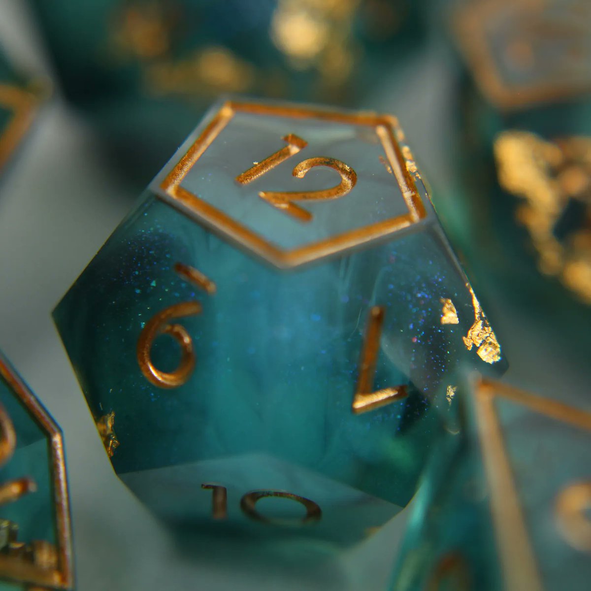 CatMageDice's tweet photo. A gorgeous ocean-inspired set for a stabby rogue! The D4 has a dagger for that sneak attack damage 🗡️ 

#dnd #dicemaker #handmade https://t.co/ikTKUZcXLl