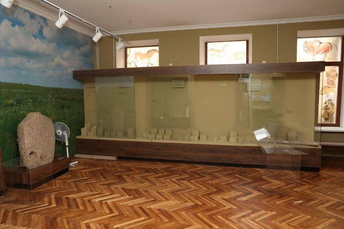DefenceU's tweet photo. The Kherson regional history museum was completely looted by russian occupiers. For centuries, the collections of the world-famous museums of St. Petersburg and Moscow were replenished solely at the cost of the looting of invaded and occupied countries and peoples. https://t.co/qOSRAix55J