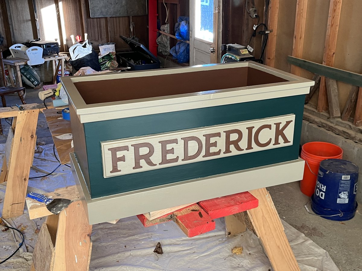 SamuelADodge's tweet photo. I finished the toy box for my 2 y/o's Christmas Present.
Now I am going to start building a dollhouse for my 4 y/o.
#woodworking #christmas2022 #DadLife #phddad #twitterstorians https://t.co/QF4GIEPdh7