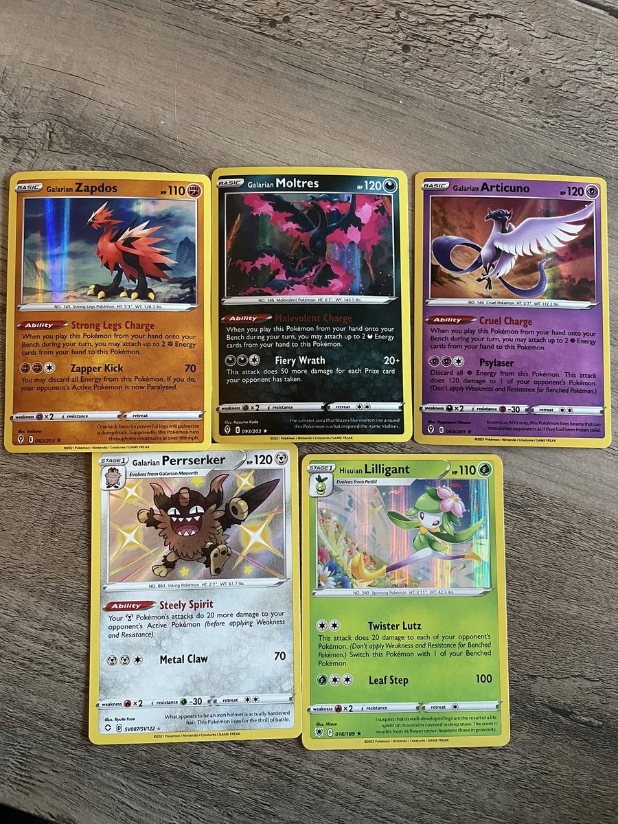 ShadowandSteel's tweet photo. Walgreens hall 🤩🤩🤩 #Pokemon #PokemonTCG https://t.co/o5bZil47Js