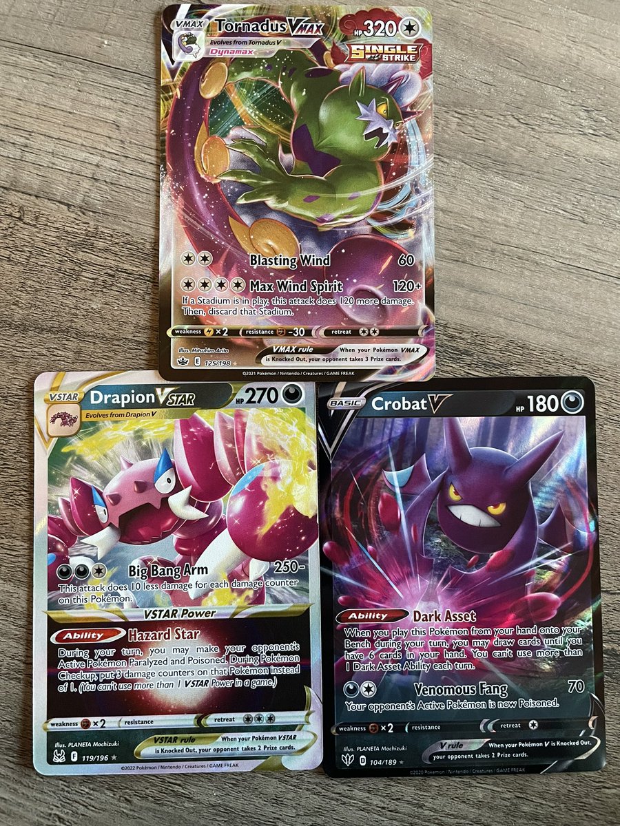 ShadowandSteel's tweet photo. Walgreens hall 🤩🤩🤩 #Pokemon #PokemonTCG https://t.co/o5bZil47Js