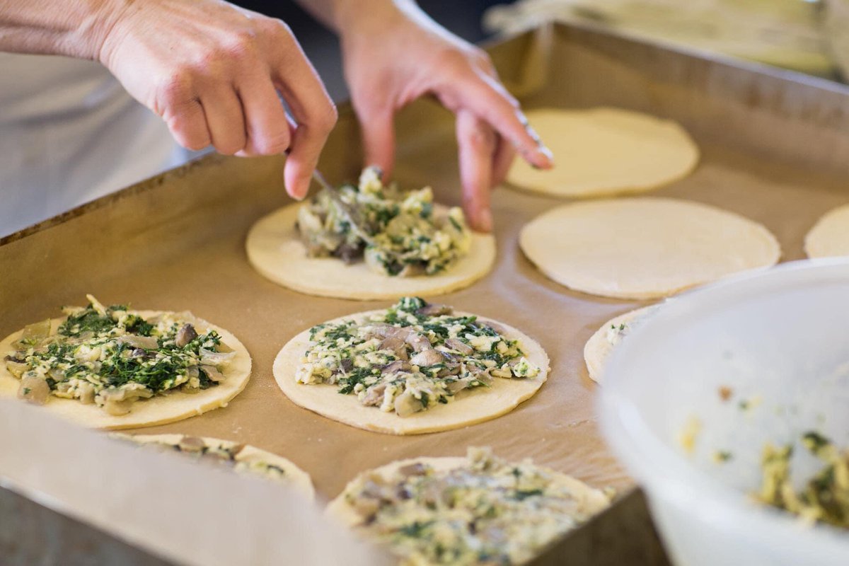 SideOven's tweet image. Looking for a 🎄 gift 🎁 for Mum/Dad/Granny/Gramps/grownup son or daughter?? We have just the thing! 
Breadmaking Courses at the Side Oven!#organicbakery 

#breadmakingcourse #organicbread #christmasgifts 

sideoven.com/product-catego…