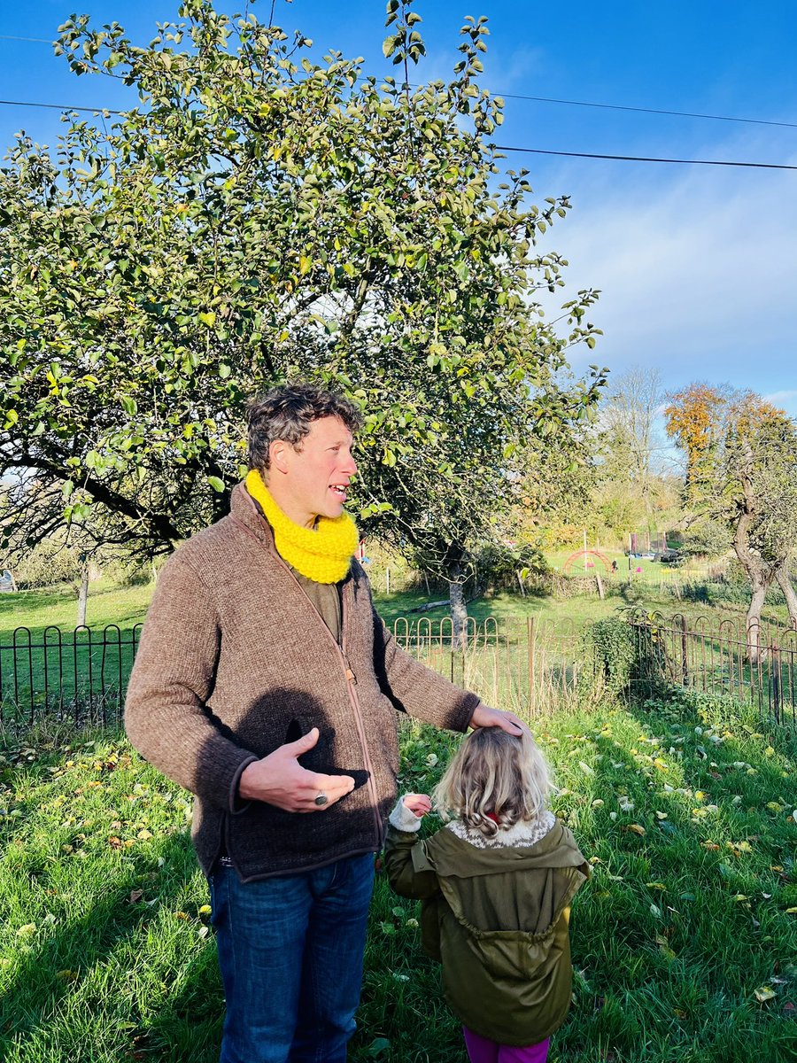 thegobbledegook's tweet photo. Extraordinary, beautiful day working with the incredible superstar @samleesong in golden sunshine in #chettle.
He sang to us in our Dorset landscape and taught us spine tingling new-old songs.
We’re co-creating a new ritual for the #chettlewassail
@artsdevco #folk https://t.co/GaAamB1TgW