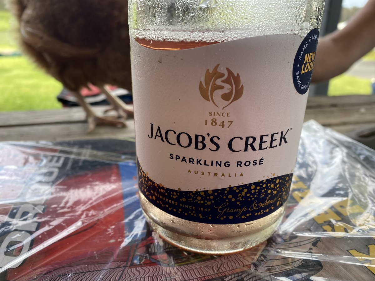 hd70's tweet image. Hey @JacobsCreekAU Your Jacob’s Creek sparkling rose is flat. Batch L2263 51. For my mate who’s emailed you and you haven’t responded. Sort it out please. He’s got the shits. Cheers