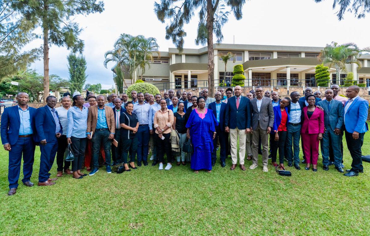 Ibuka_Rwanda's tweet photo. None Tariki ya 20/11/22 kongere yu umuryango @Ibuka_Rwanda yateranye isuzuma ibyagezweho mu myaka itambutse ndetse itora na komite nshya ihagarariwe na Bwana Dr Gakwenzire Philbert @GakwenzirePhil1 isimbuye komite icyuye igihe yari uyobowe na bwana @egidenkuranga11 https://t.co/knE2rxAaxv