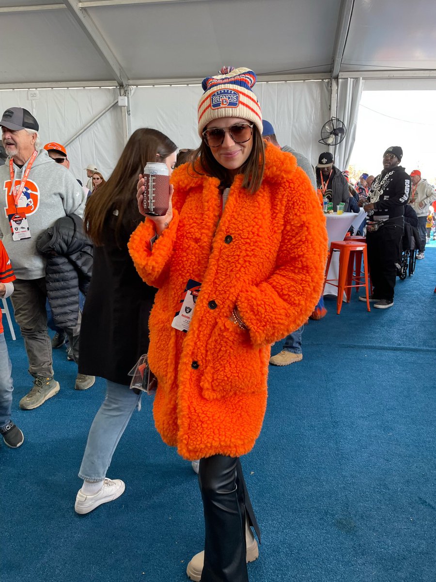 Bullseye_Event's tweet photo. Broncos fans were all geared up for the #viptailgate today 🏈🎯🔥
#BroncosCountry #BroncosFootball #Denver #DenverBroncos https://t.co/ACyzf72eFc